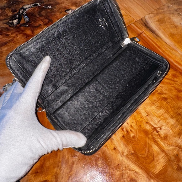 Louis Vuitton
Damier Graphite Pattern Coated Canvas Zippy Organizer Wallet - Picture 9 of 16